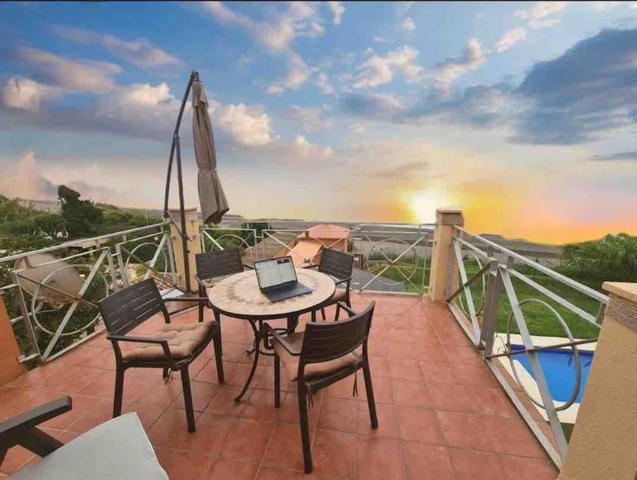 Exclusive Beachfront Penthouse Almayate Alto Esterno foto