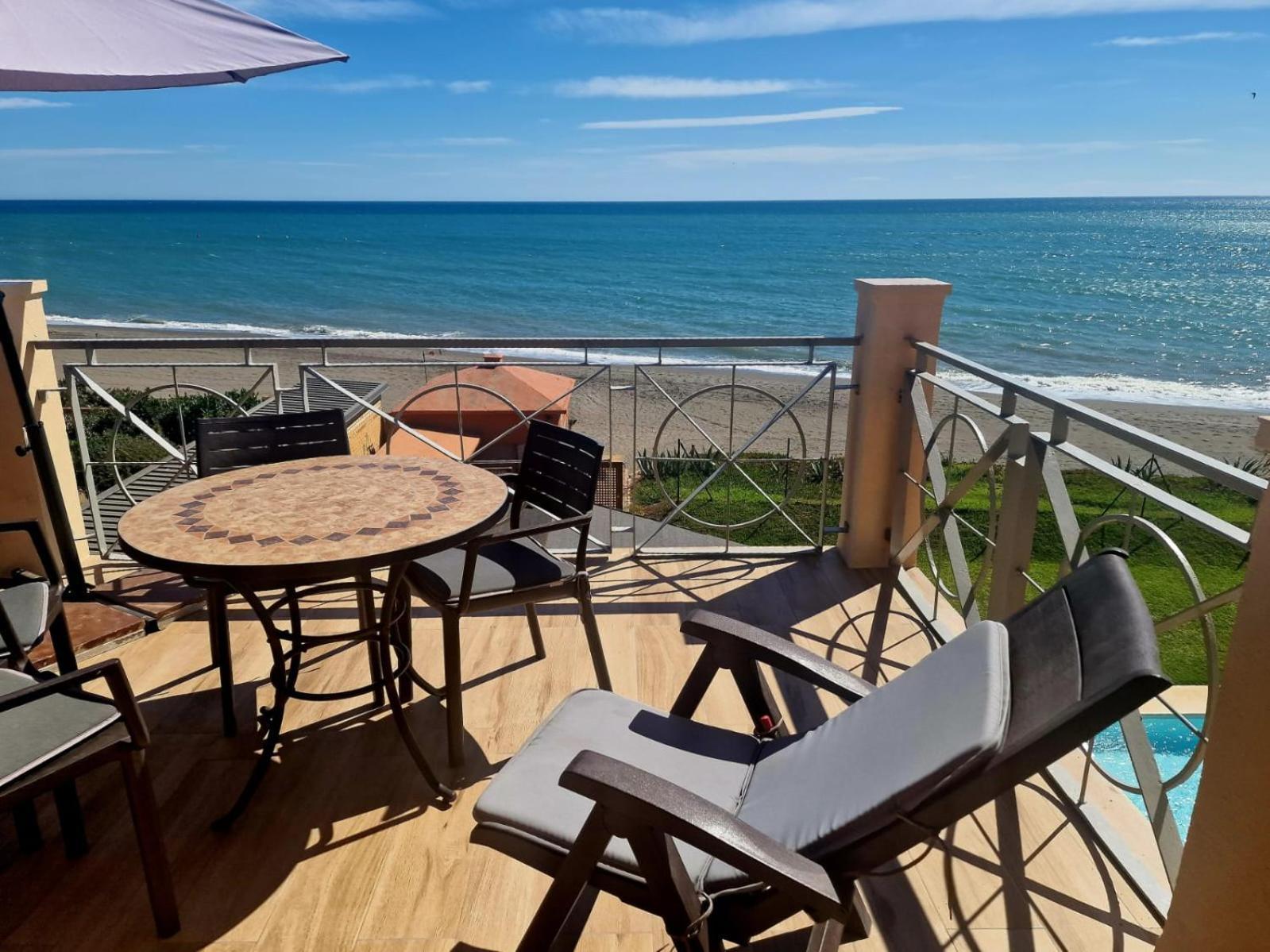Exclusive Beachfront Penthouse Almayate Alto Esterno foto